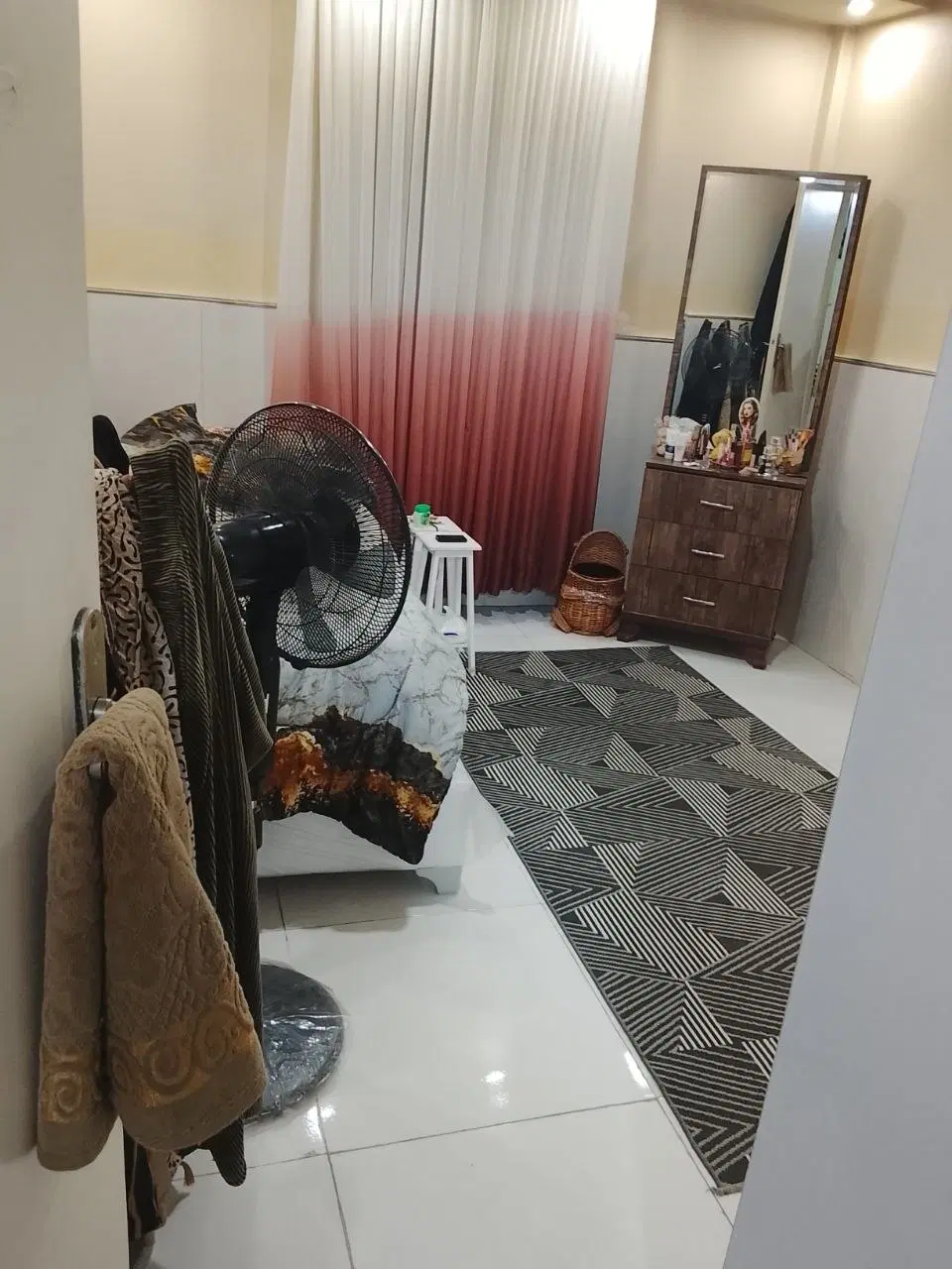 ۷۰ متر دو خواب هم کف پنجره رو به نما