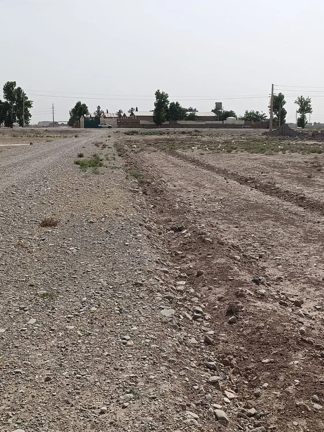 زمین گلزار پایین جنب کانال آب