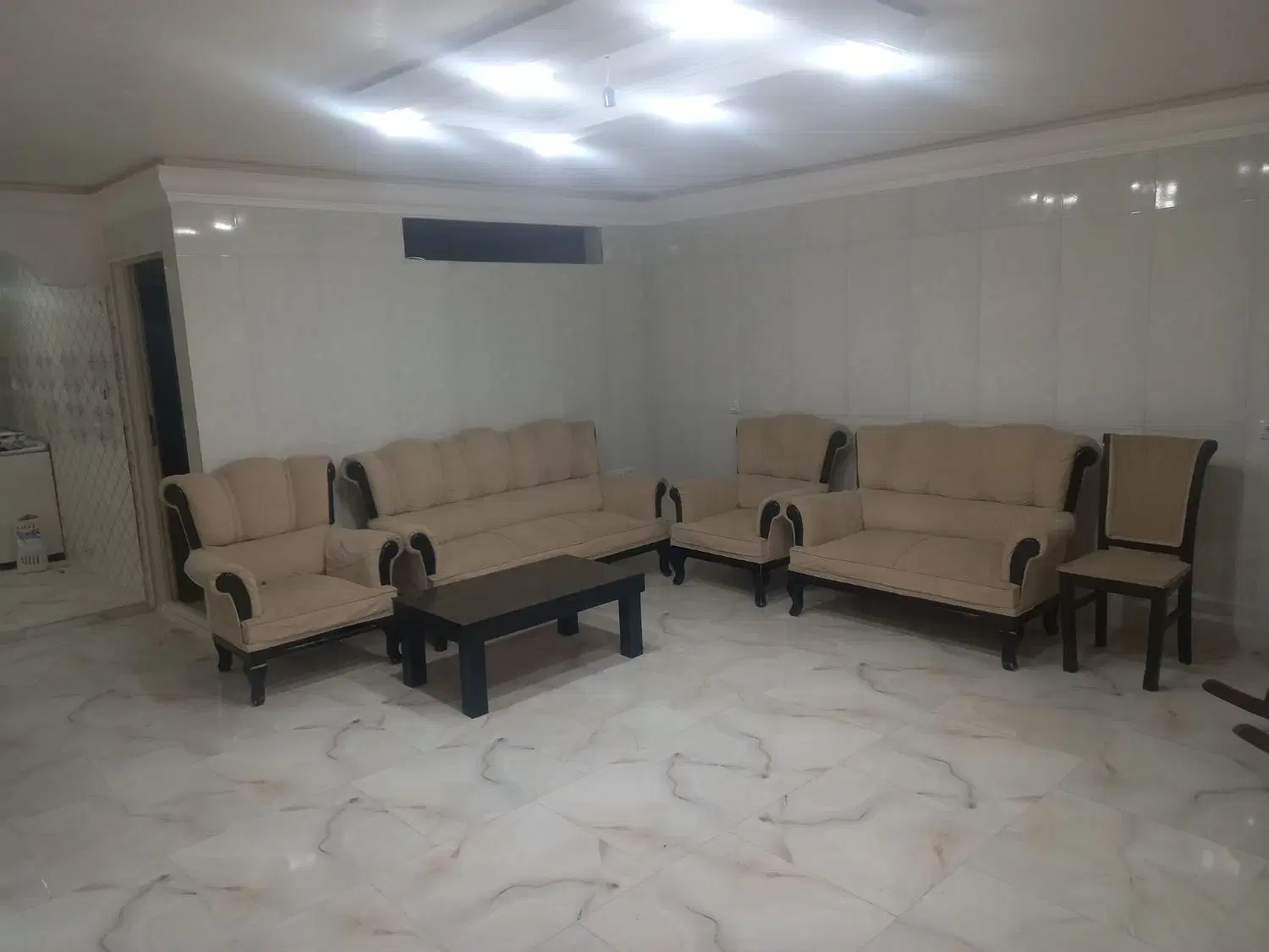اجاره زیر زمین 75متری شیک وتمیز بهارستان 30