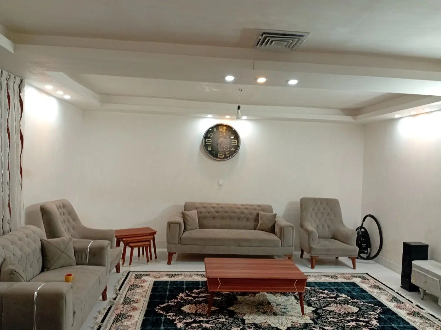 خانه نوساز یک طبقه ونیم‌ فوتبال
