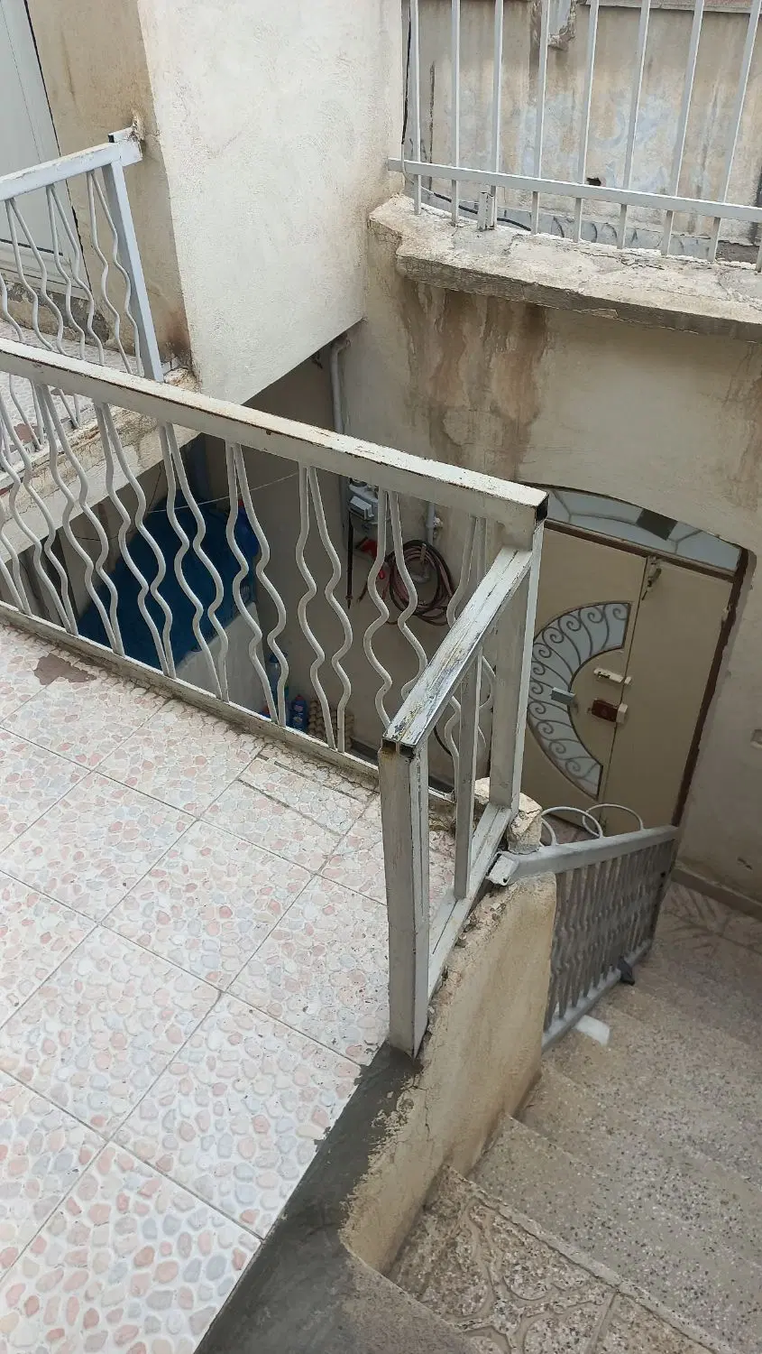 حیاط بر کوچه آذر