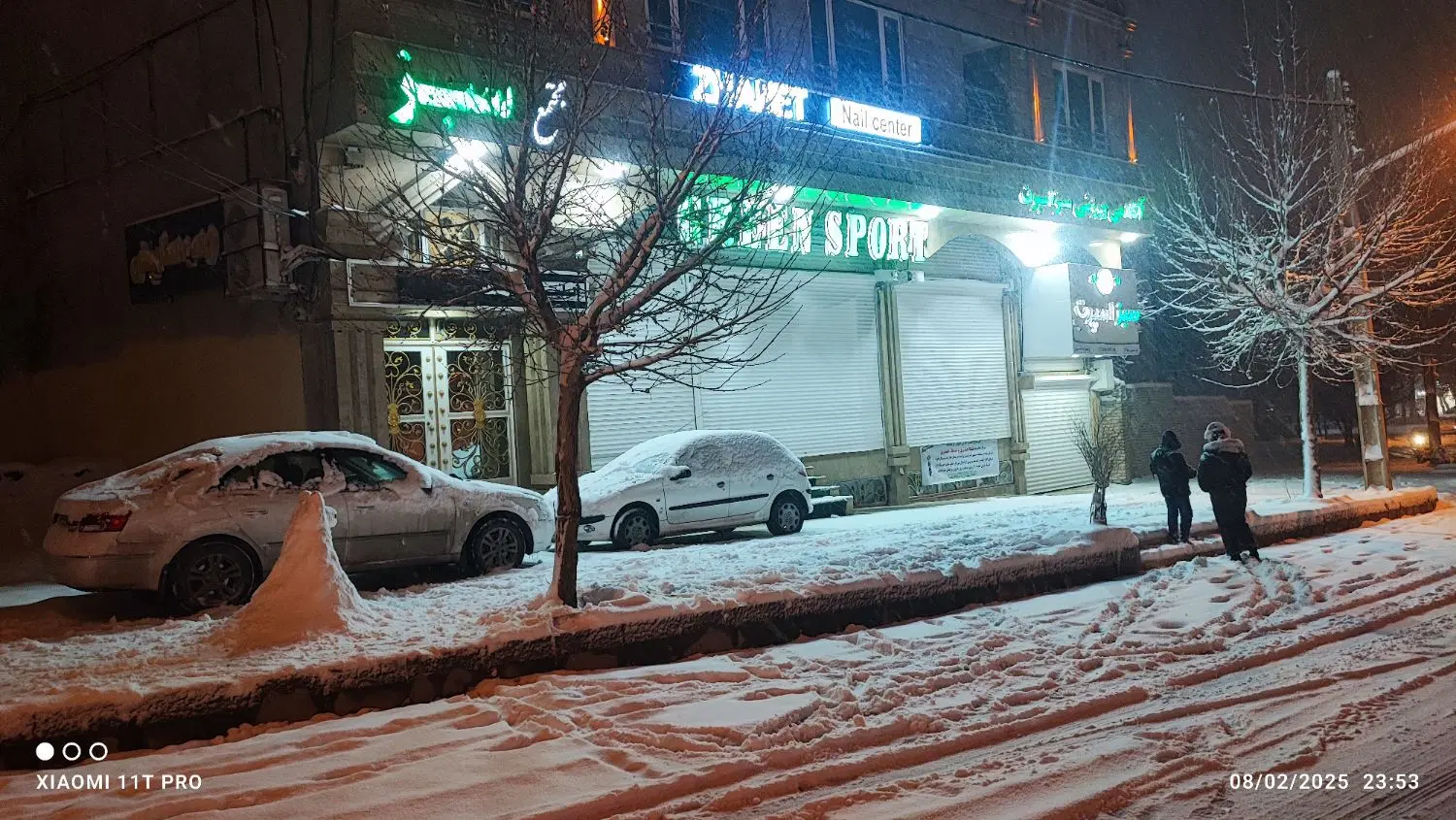 مغازه 200 متری با 8 متربر خیابان اصلی نمایشگادارن