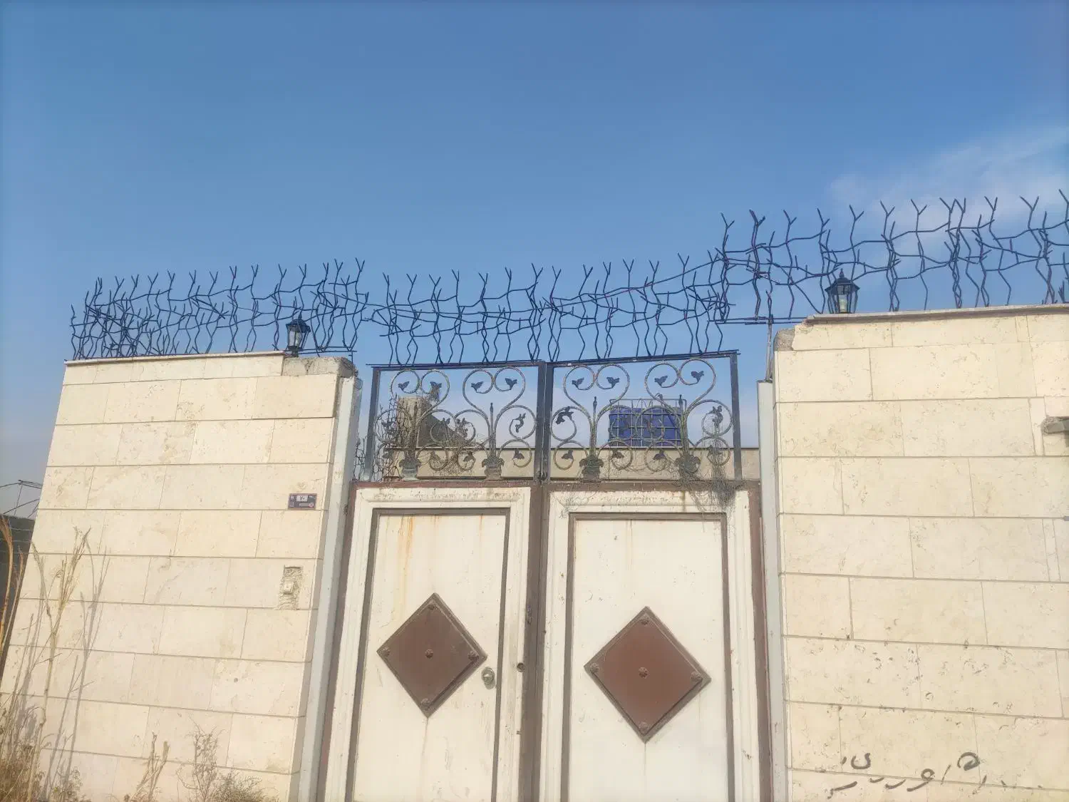 واحد مسکونی ویلایی راضمانت میزارم،جهت شراکت