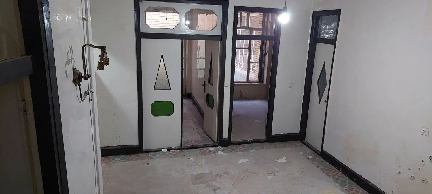 حیاط کلنگی در اول خیابان پاسداران و ۴۲متری