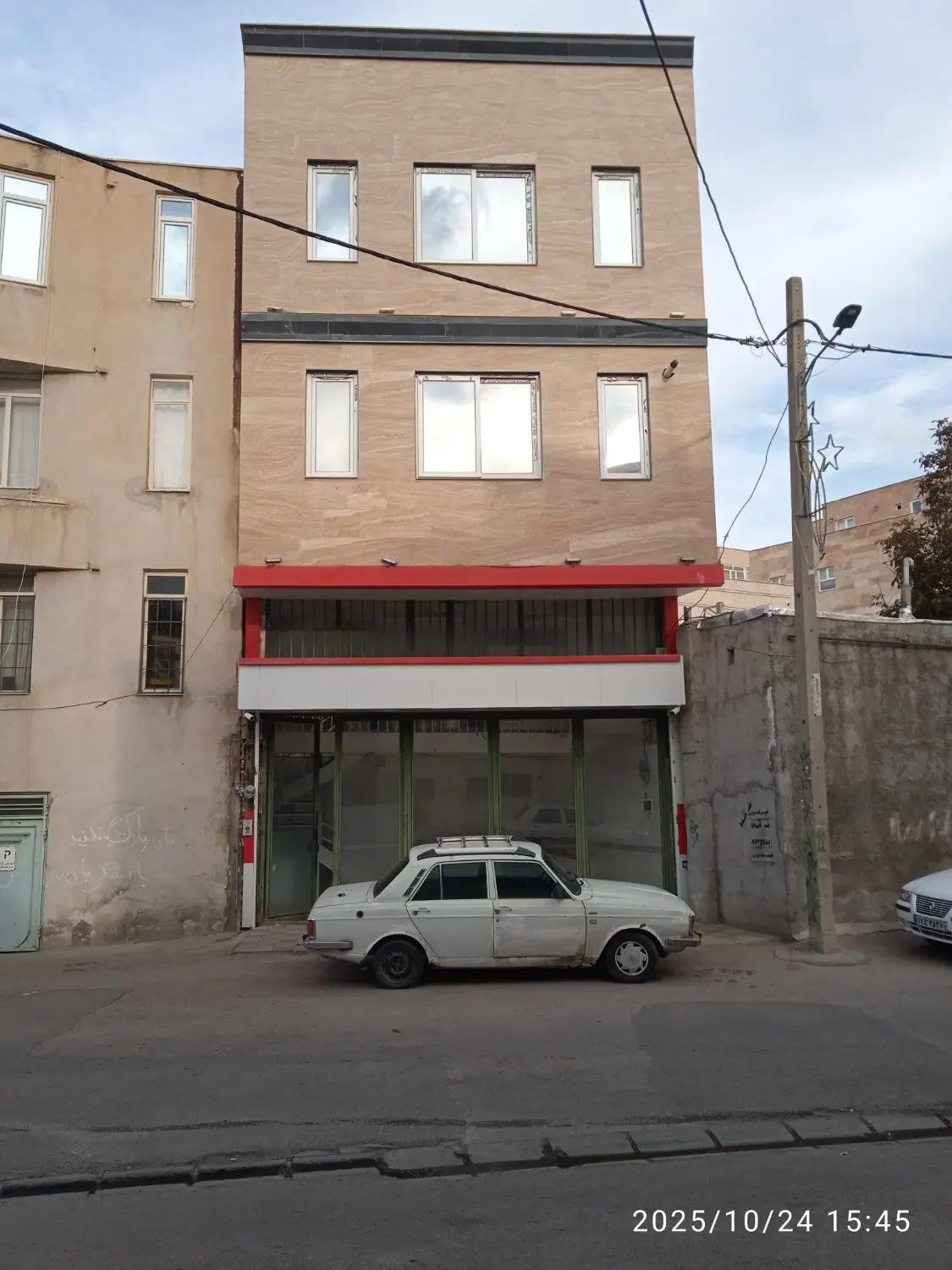 اجاره مغازه 30متری با دو طبقه 40متری مسکونی
