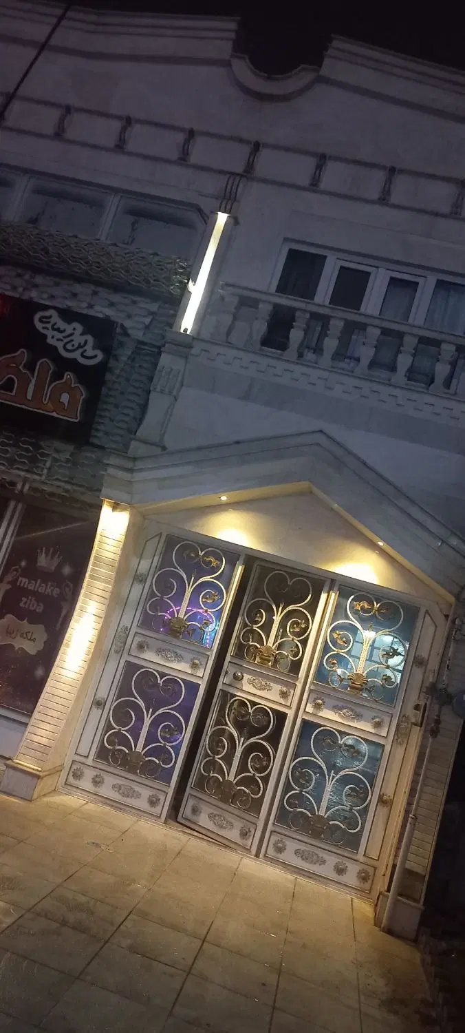 ساختمان تجاری مسکونی دم خیابان ۴۵ متری