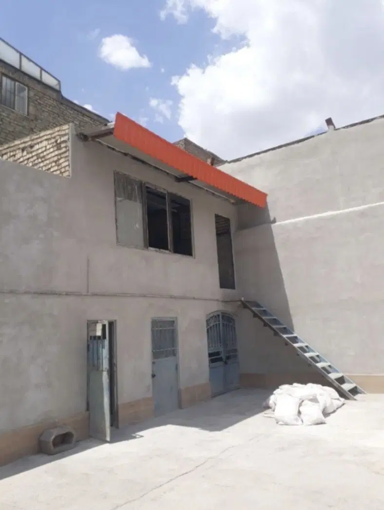 گاراژ ۸۰۰ متری حاشیه بلوار اصلی