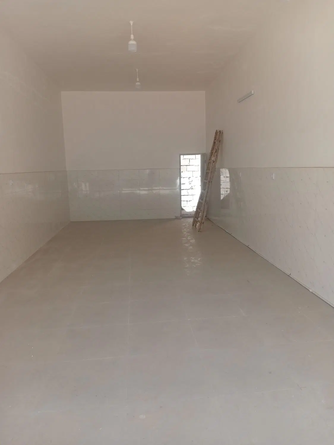 مغازه شاهنامه80 کنار نانوایی. هاشیه جاده