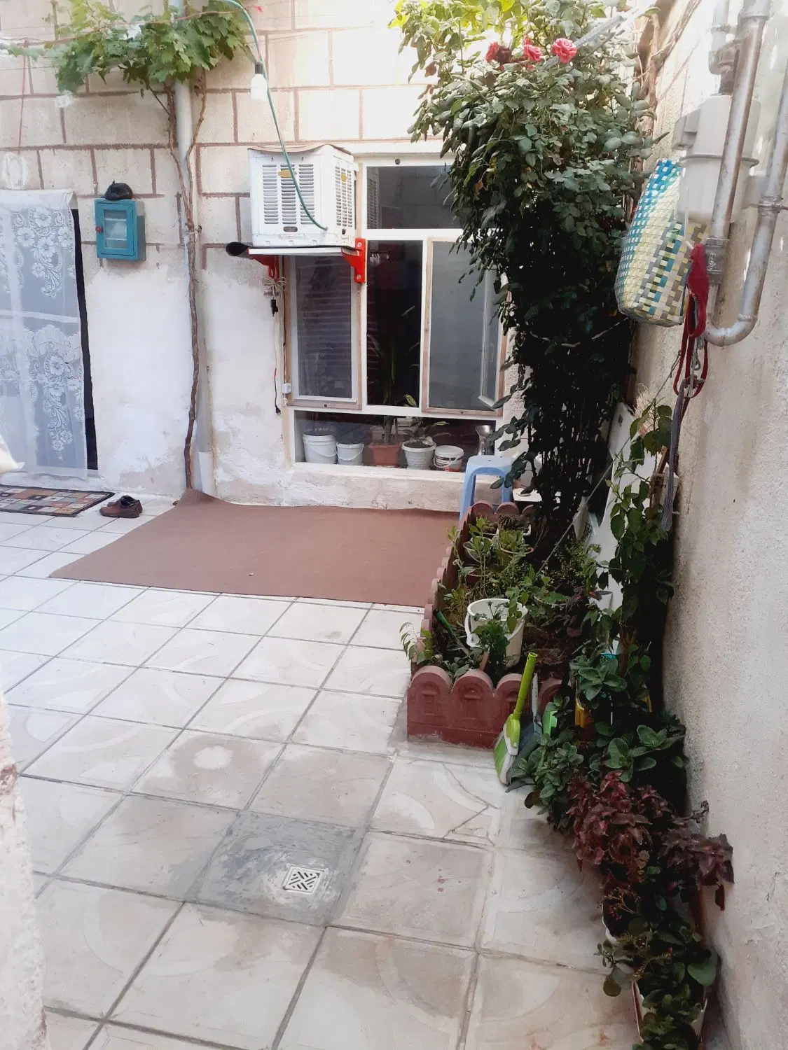 حیاط دوطبقه در خیابان قره آغاج