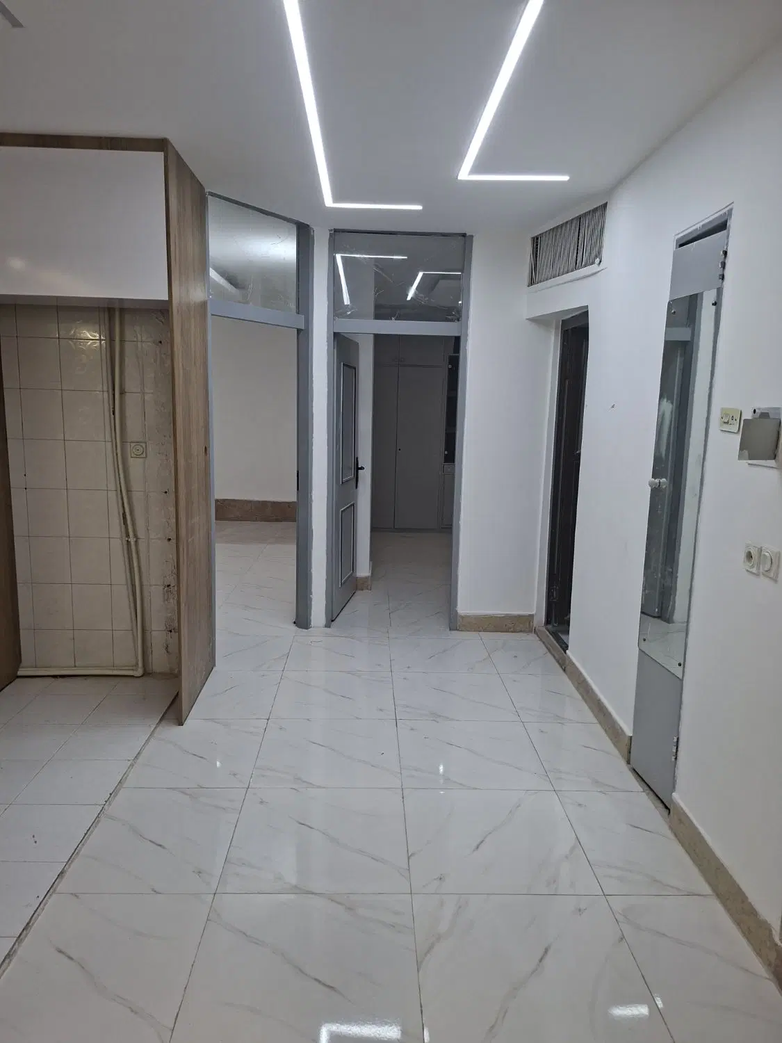 اپارتمان ۸۰ متری جنوبی طبقه اول ۵تا پله داره