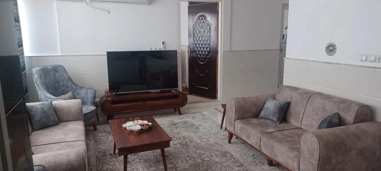 واحد ۷۰متری همراه با ۱۸متر تجاری