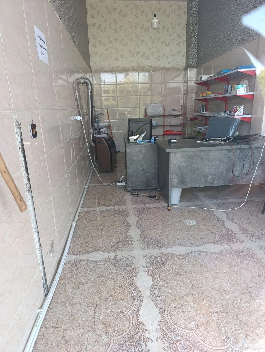 مغازه بر البرز روبروی مسجد و مدرسه