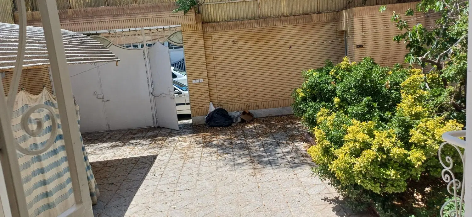 حیاط ویلائی دربست