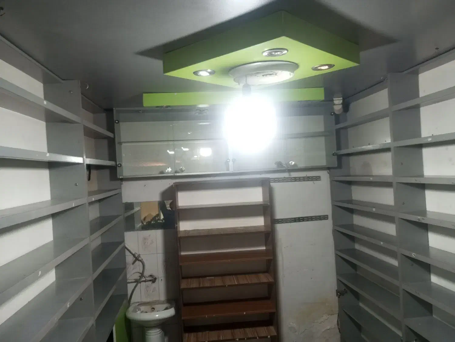 مغازه حدودا 8متری جهت‌انباری‌ به رهن واجاره