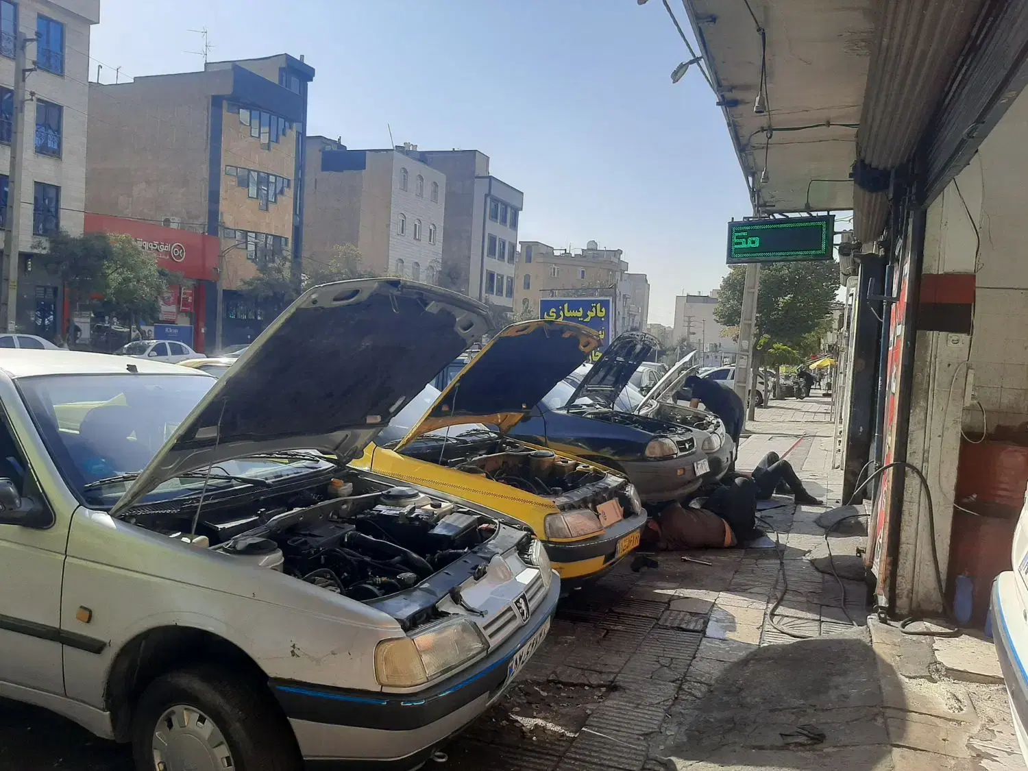 مغازه بابت باطری سازی و هیدرولیگ وتشخیص رنگ خودرو