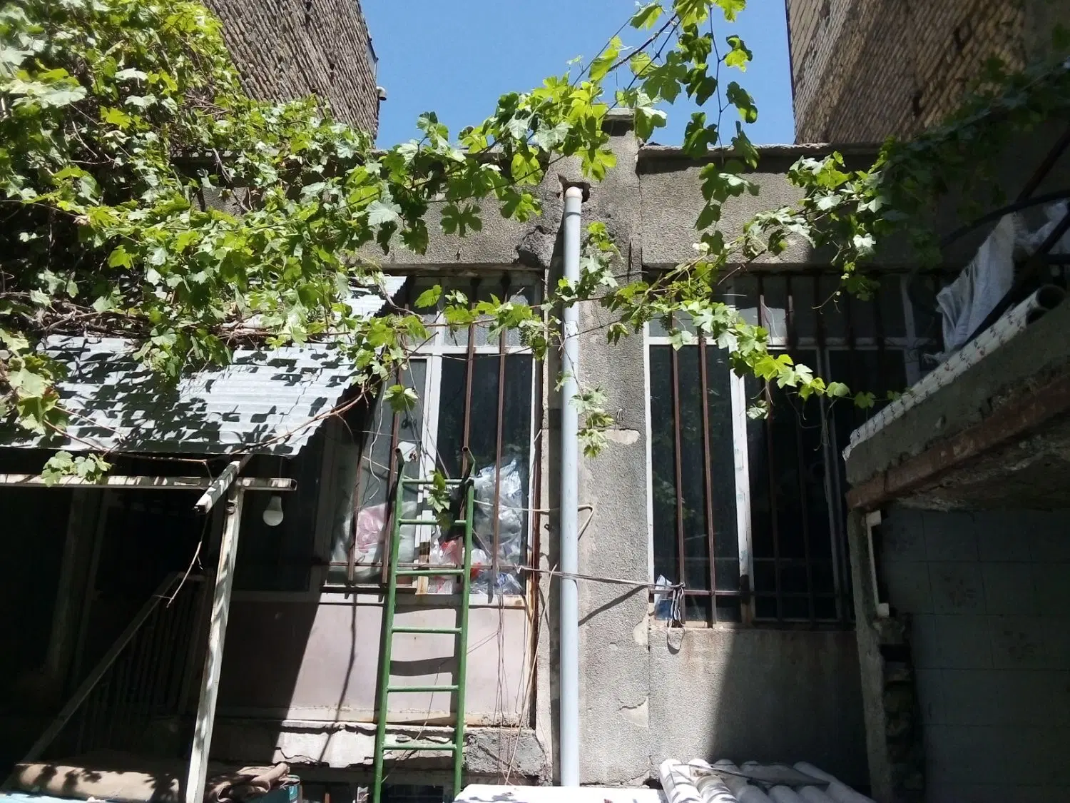 منزل ویلایی نبش میثم جنوبی حاشیه خیابان میثم