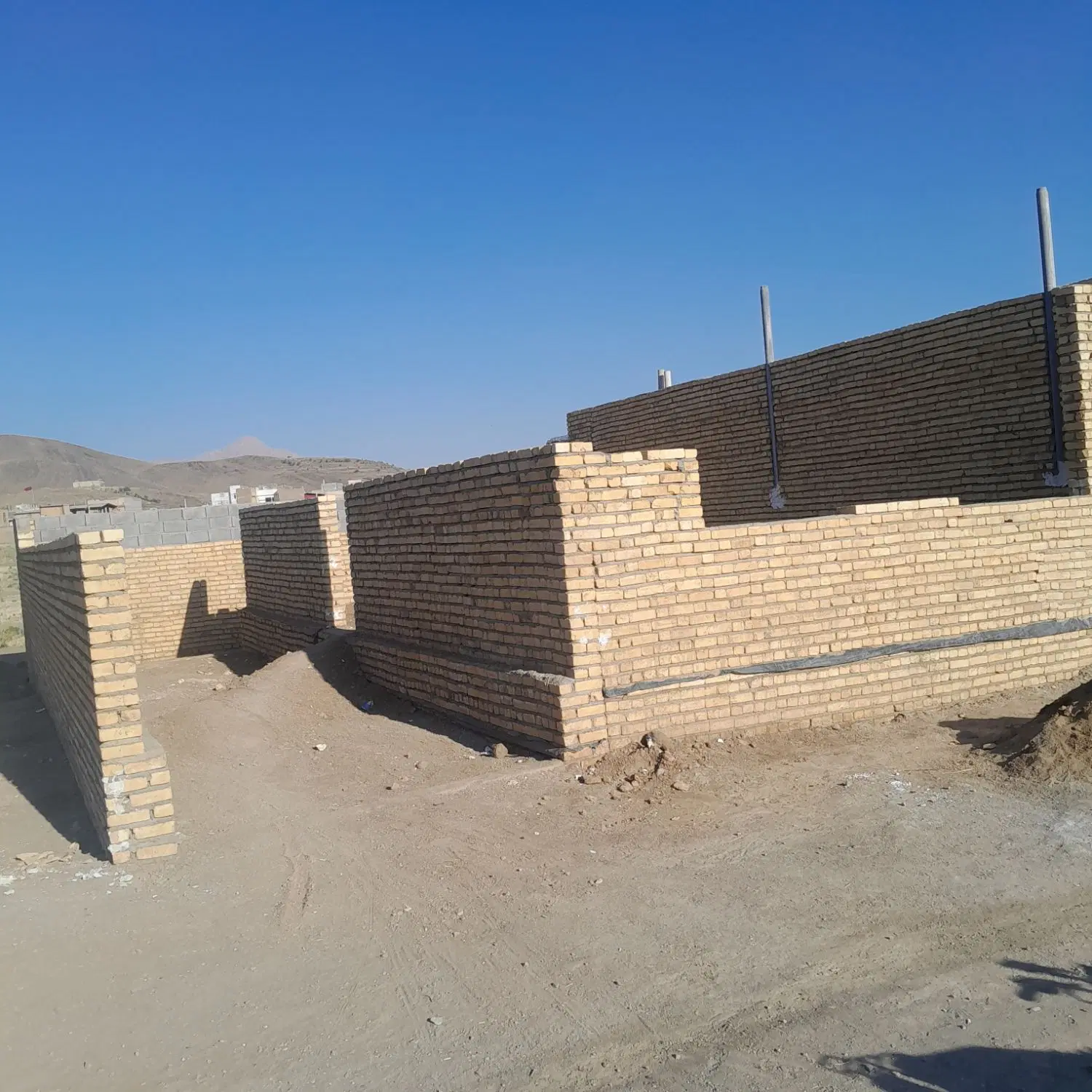 زمین چهار دیواری شده در حاجی اباد فروش فروی