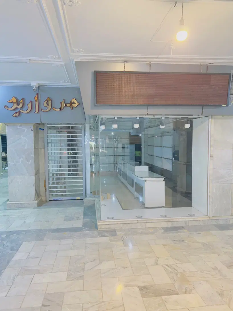 چهارباغ عباسی _ پاساژ عالی قاپور _ تجاری _ ۳۶ متر