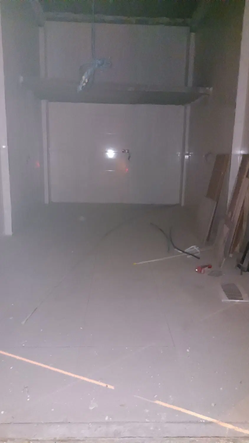 یک باب مغازه در اهرم