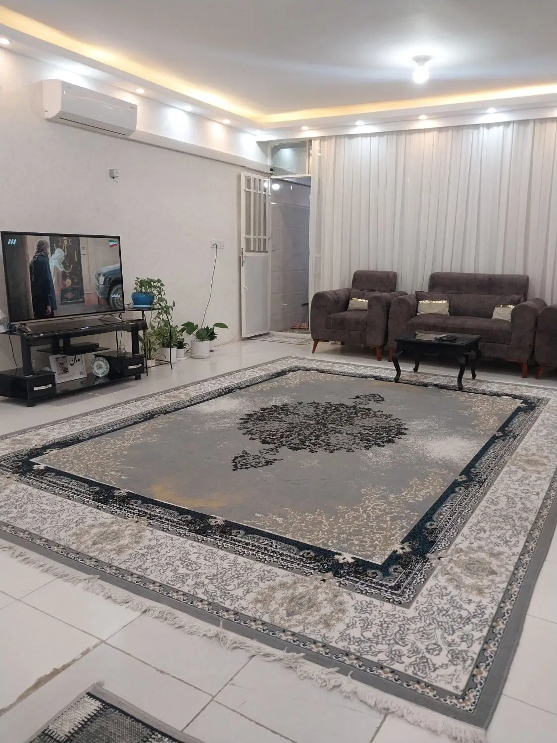 یک واحدآپارتمان طبقه همکف راه جدا