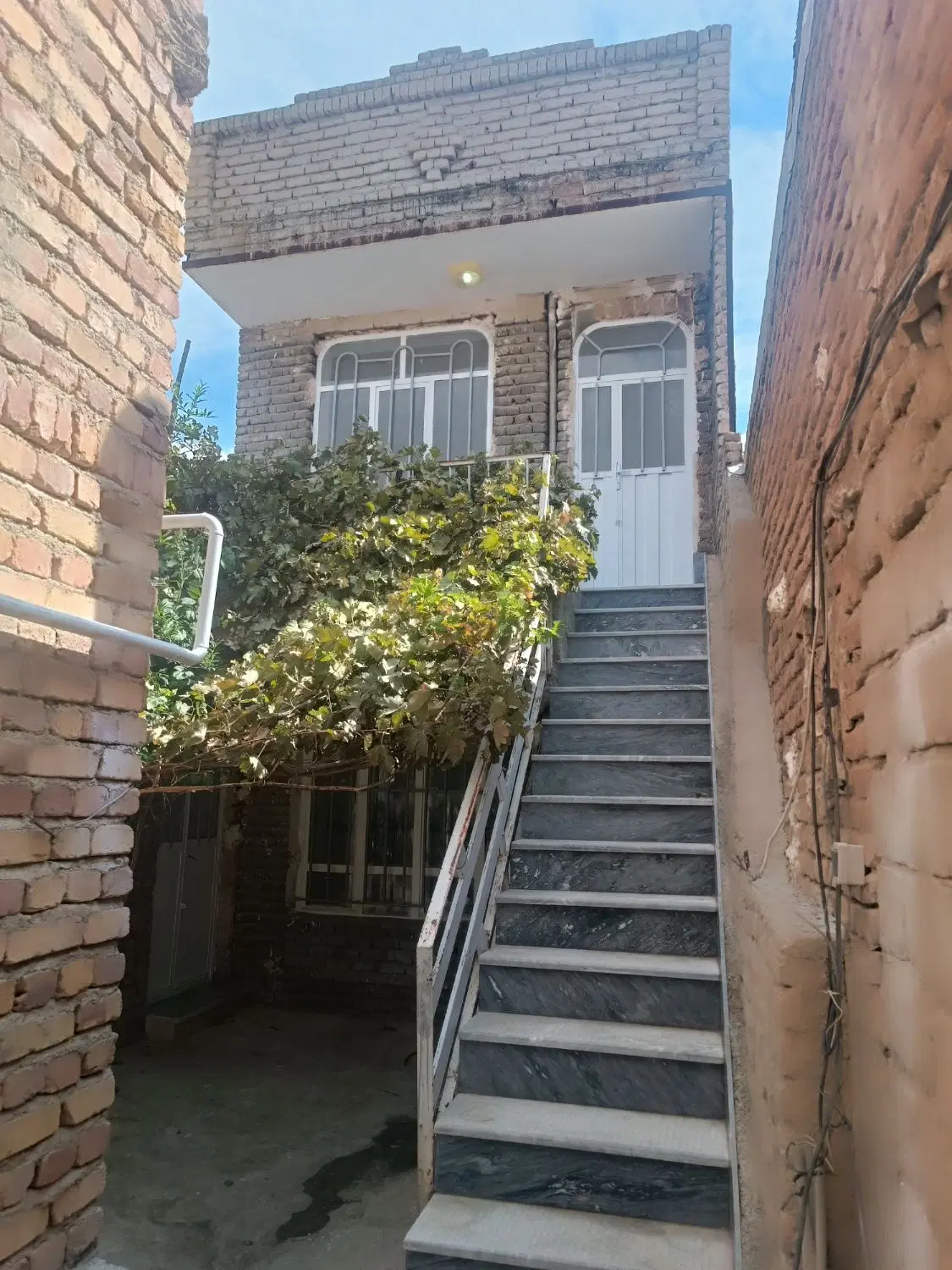 حیاط به متراژ 98متر مربع دوخوابه