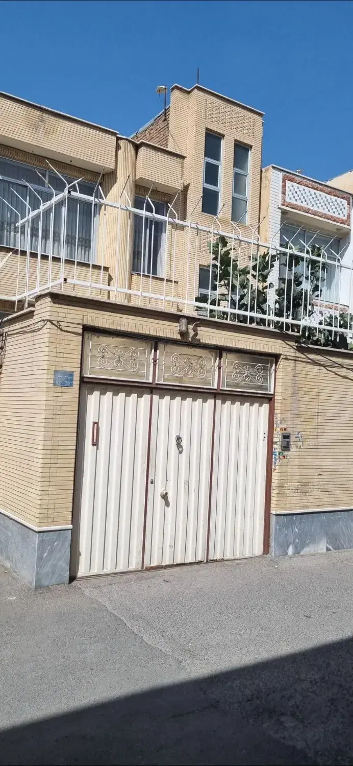 حیاط سه طبقه