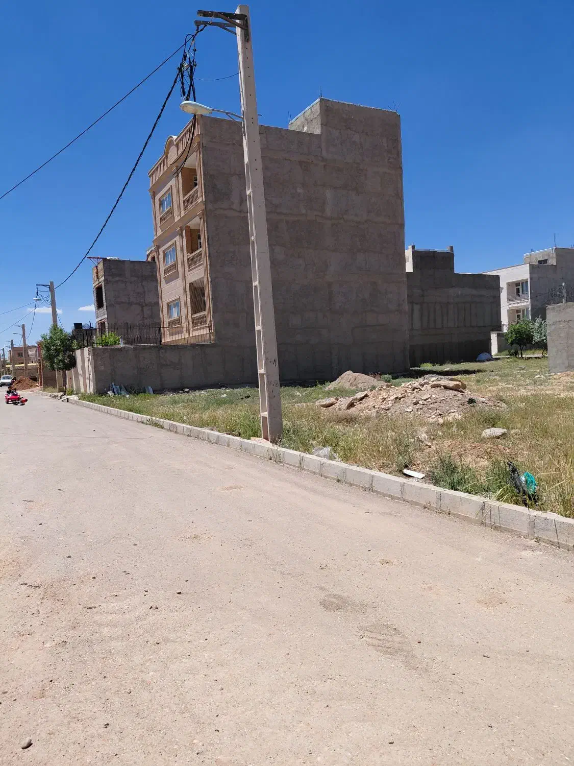 200زمین مسکونی کنار دادگستری