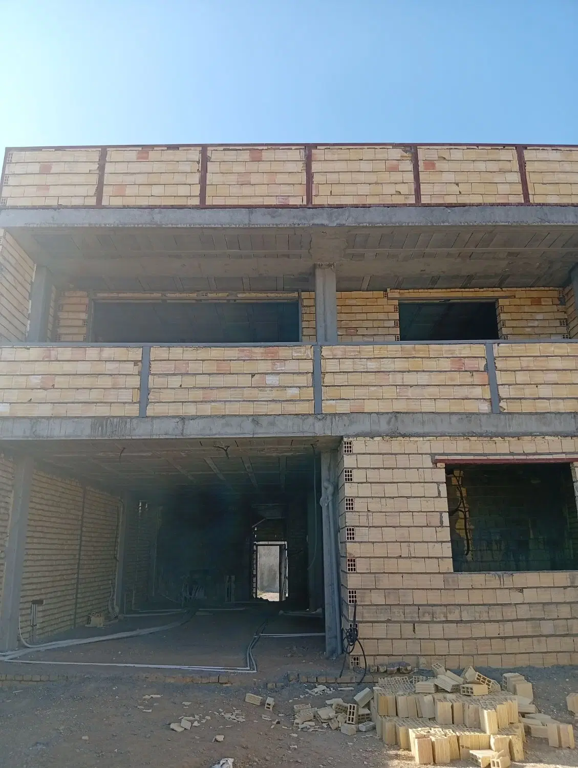خانه دو طبقه نیمه ساز