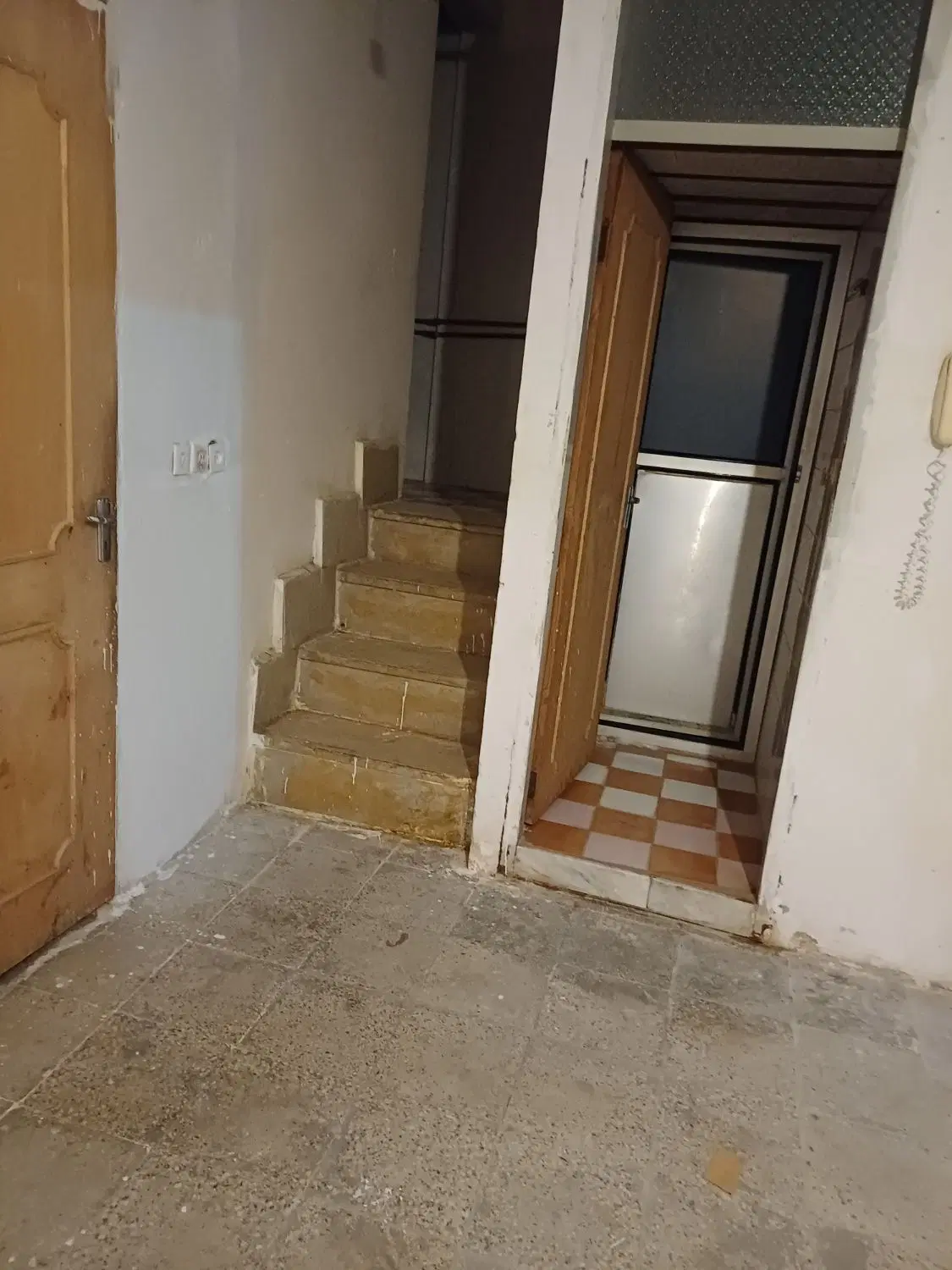 طبقه بالا با مساحت 120متر  یک خواب فاقد پارکینگ