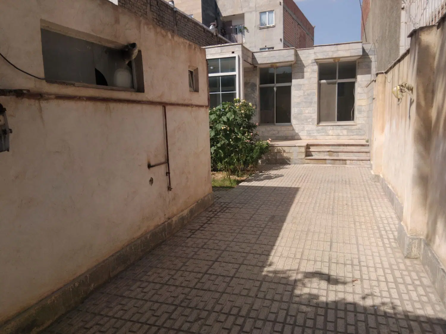 حیاط ویلایی ۱۷۶متری خ امام رضا