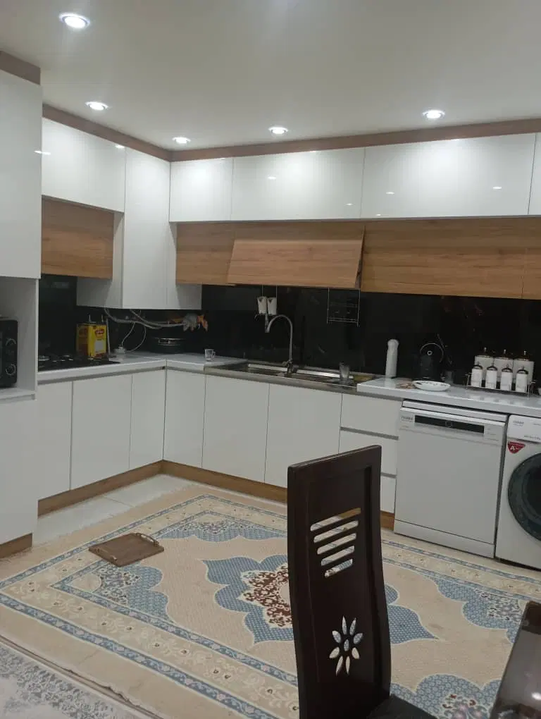 فروش ویلایی درب حیاط سه طبقه. در صدرا مولانا