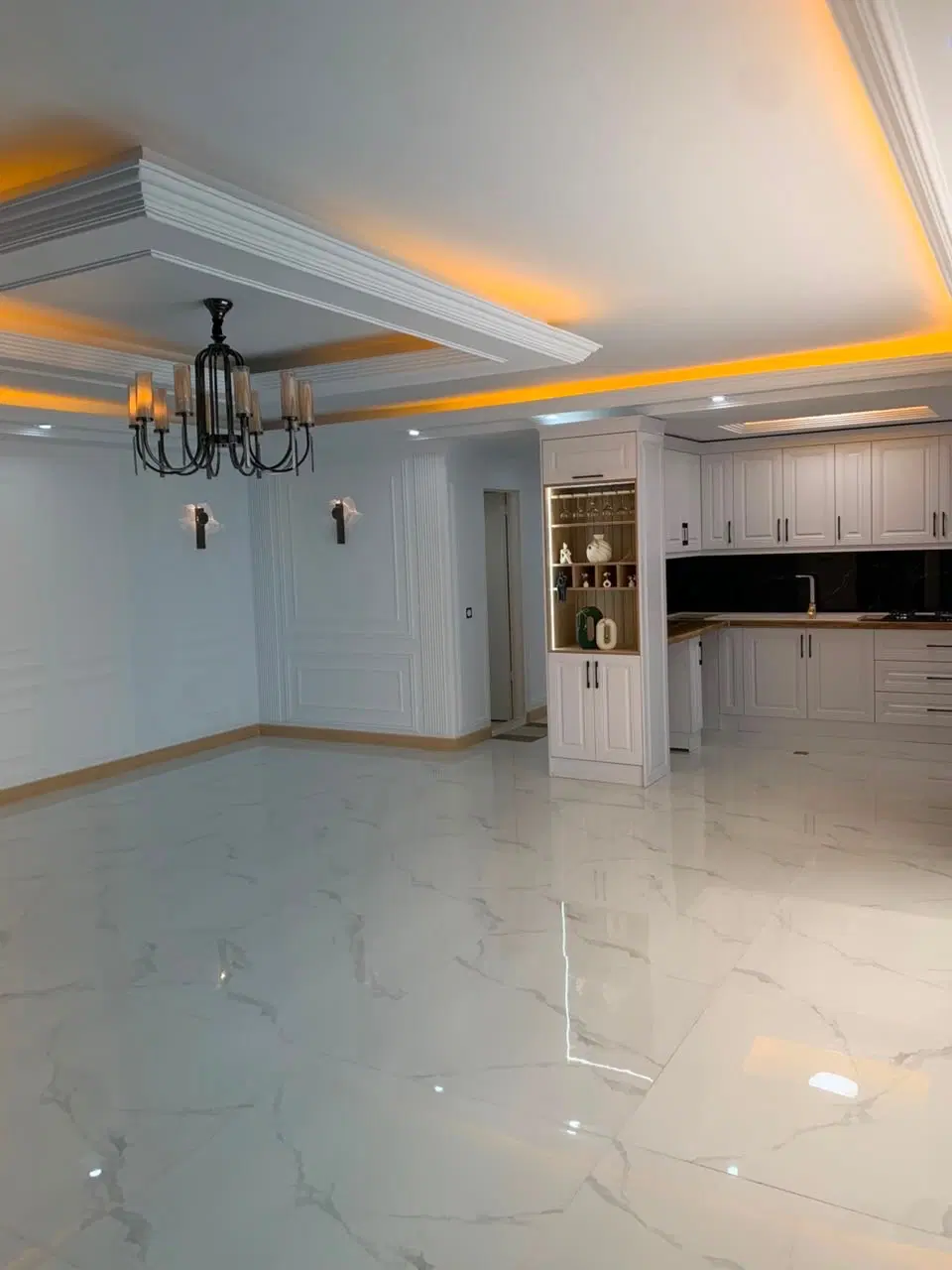 ۹۳متر(سندتکبرگ)پارکینگ+آسانسور+روبه نما