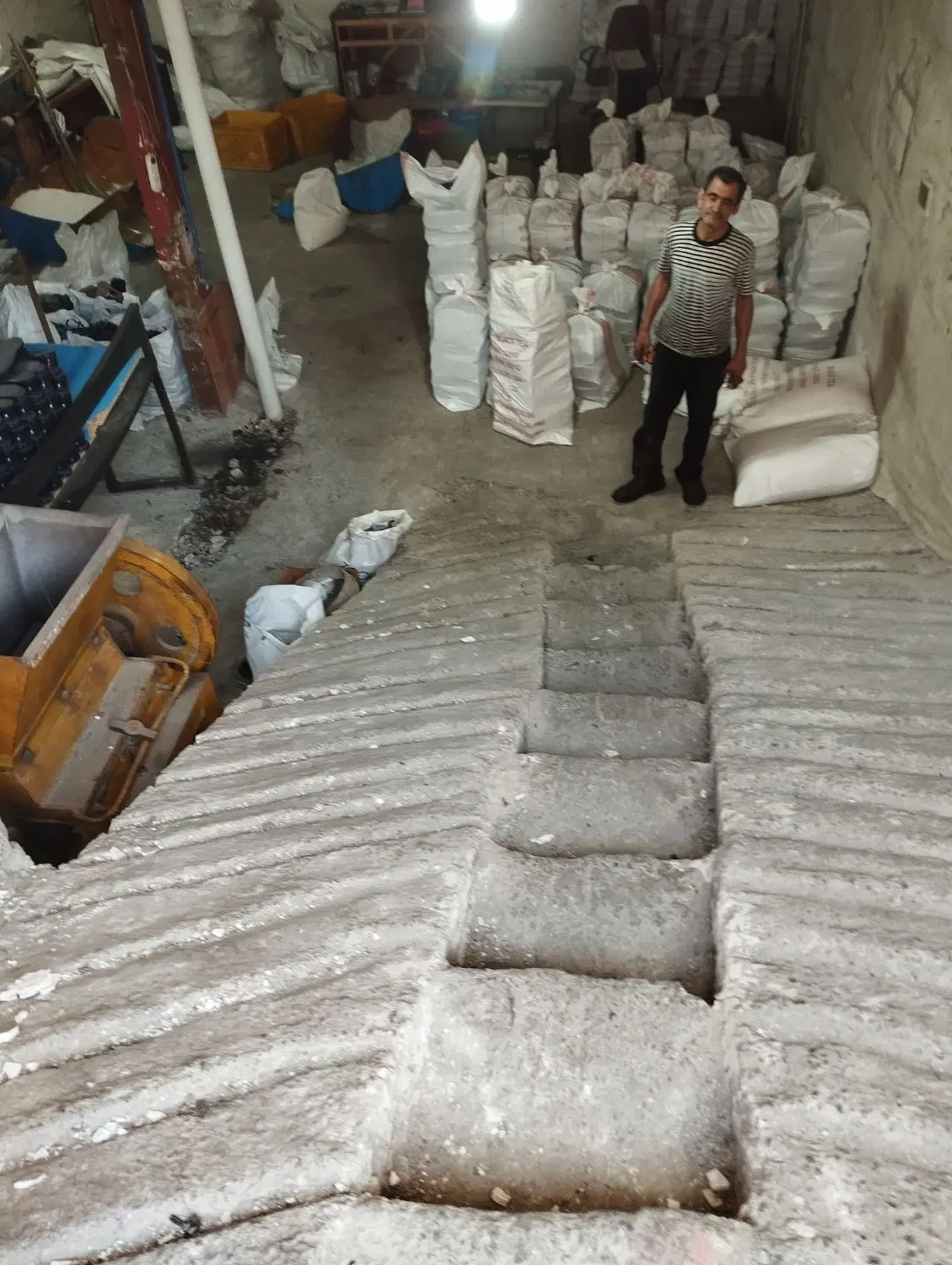 اجاره زیرزمین  بر خیابان اصلی کرکج پشت درمانگاه