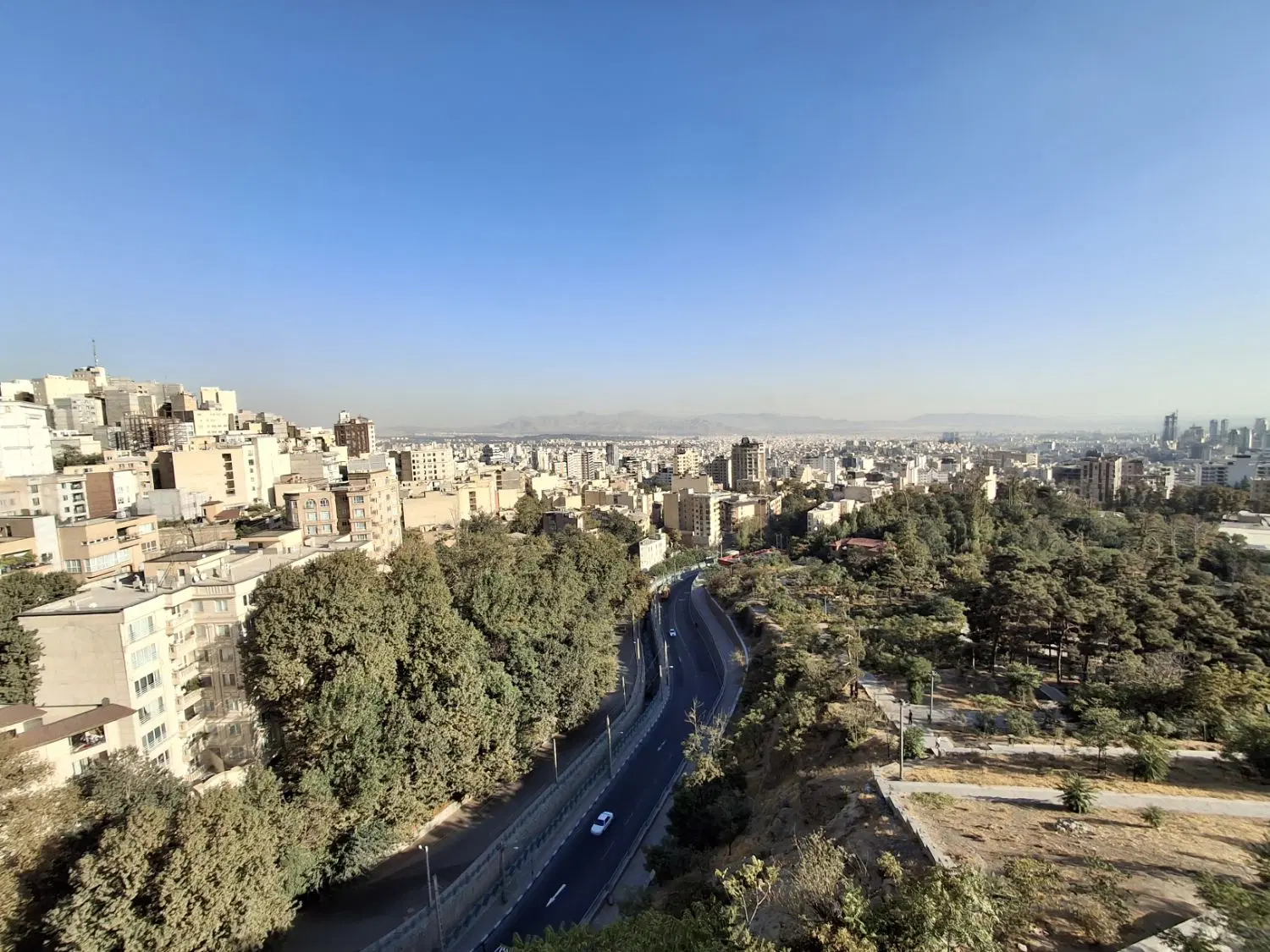 ویو  ابدی ، مشرف به باغ ملک و رودخانه گلابدره