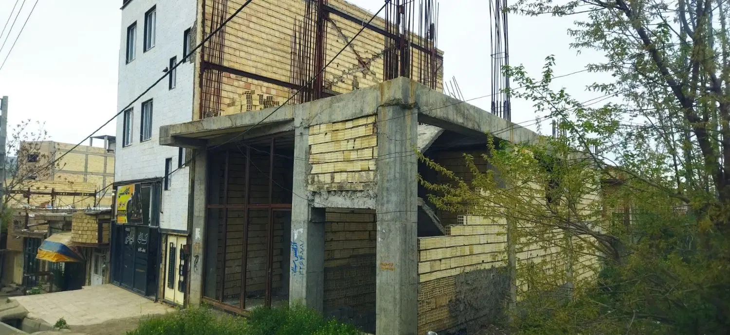 ساختمان تجاری نیمه کاره