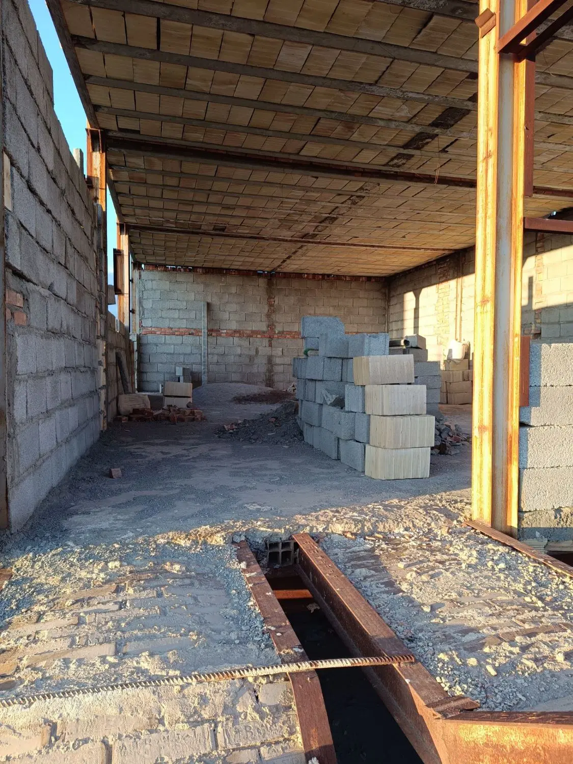 خانه دو طبقه نیمه کاره در باغ معروف