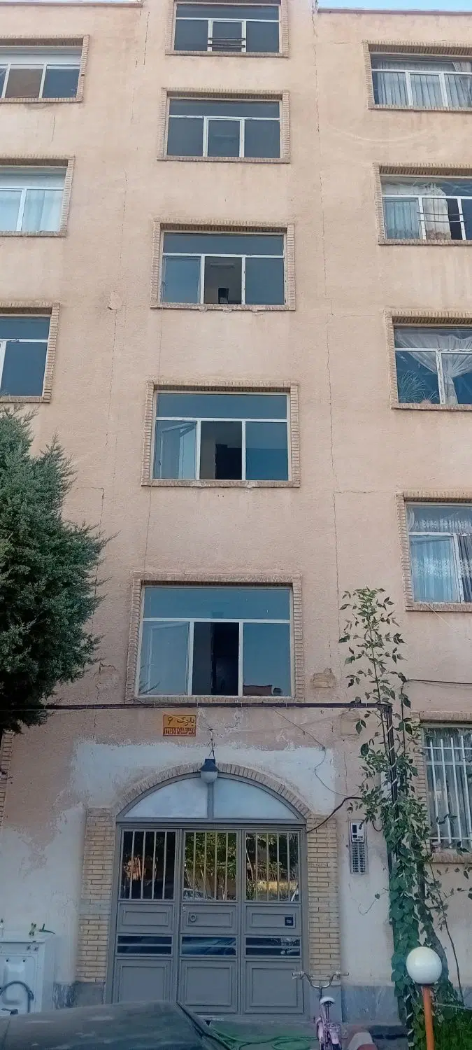 یک اپا رتمان به متراژ۷۸ هر طبقه یک واحد