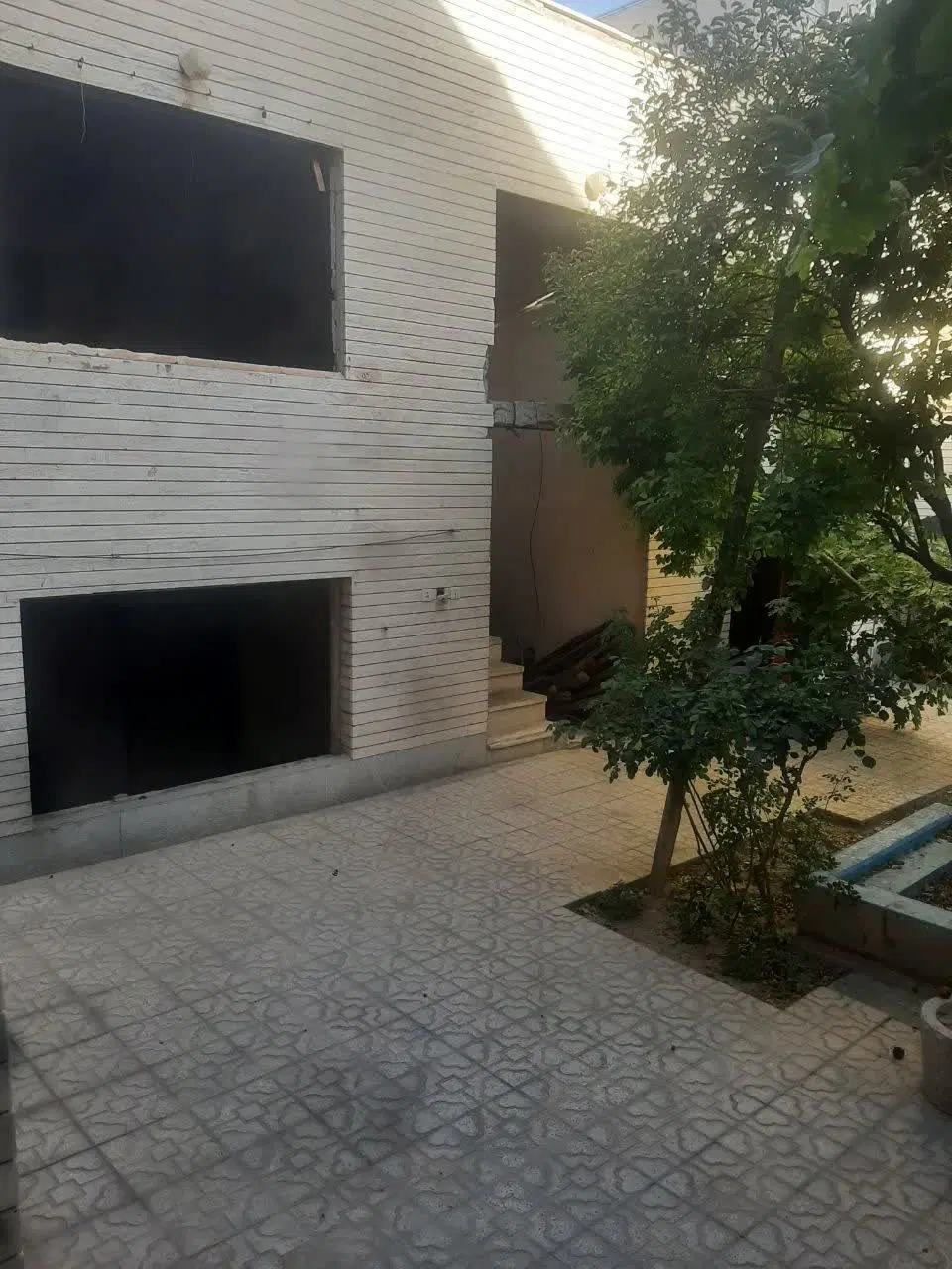 منزل مسکونی دو طبقه ۲۵۷ متر زمین قابل سکونت