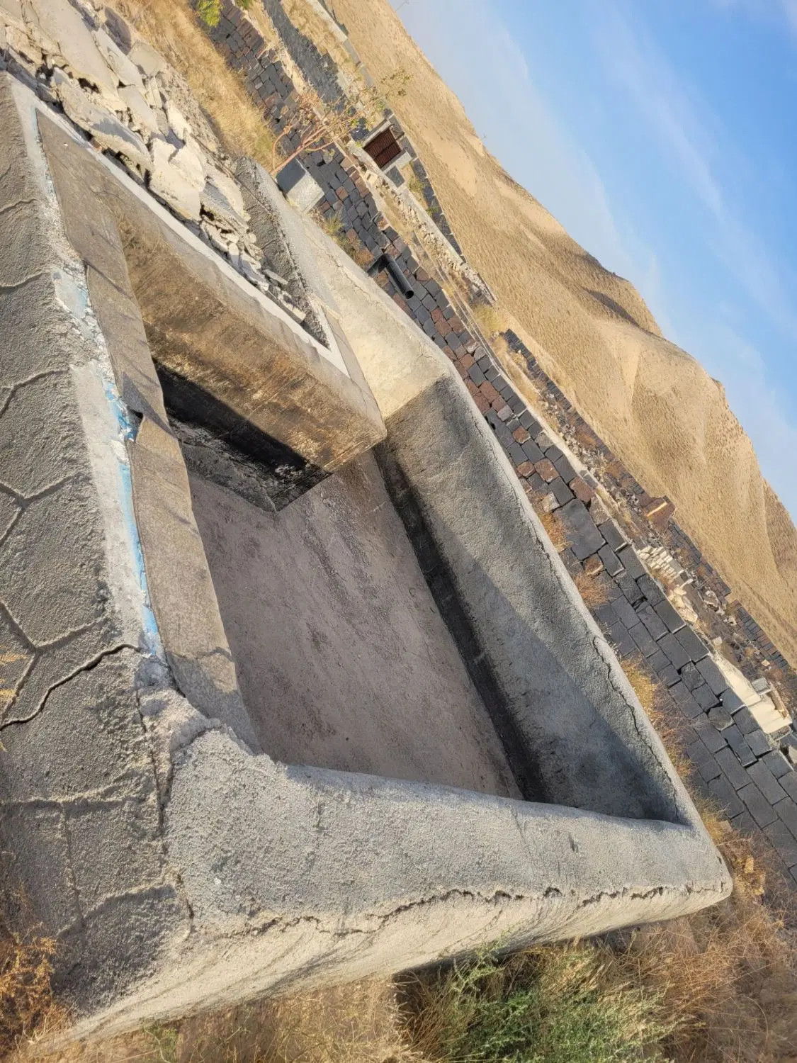 زمین چهار دیواری با چندتا درخت نهال روستای نجم