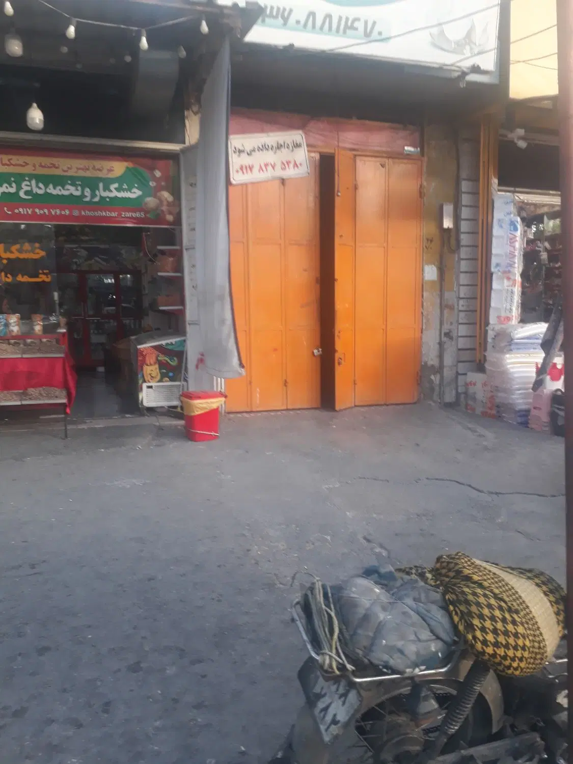مغازه بر خیابان اصلی پاخور بالا
