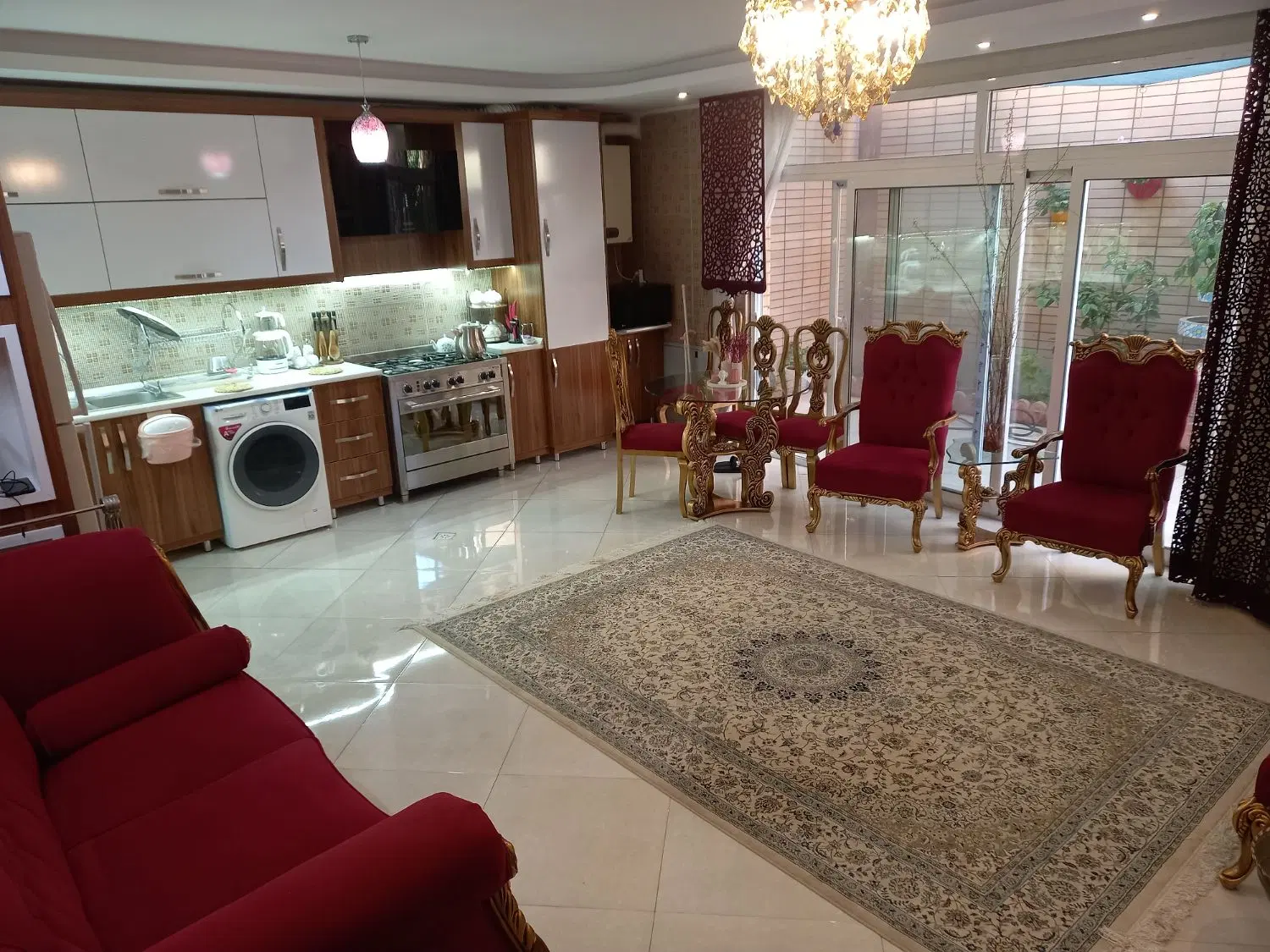 آپارتمان با حیاط اختصاصی - خیابان ادیب