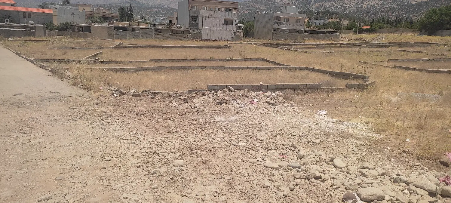 فروش زمین۱۹۴متری دارای سندوپروانه سه بر درنجف آباد
