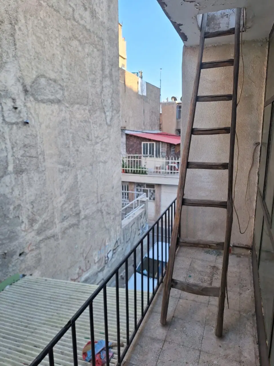 فروش اپارتمان مسکونی و مغازه