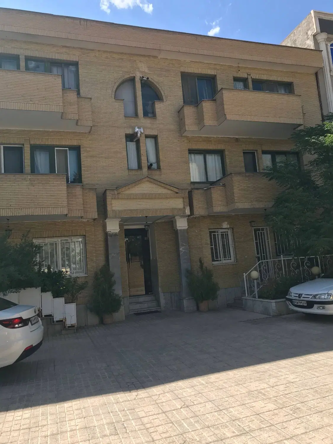 110 اپارتمان همکف استاد یوسفی 28
