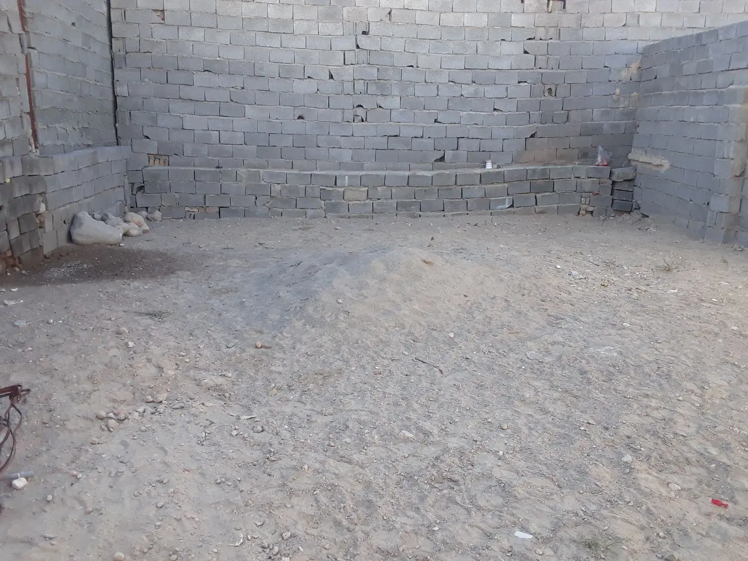 زمین حصار شده.فروشی در اخمقیه