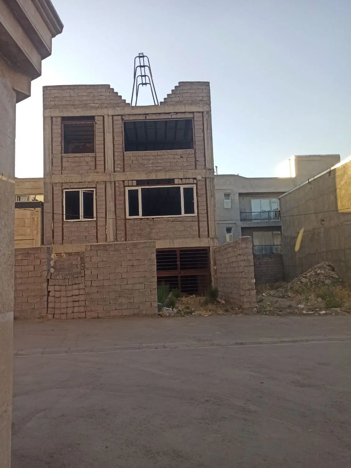 دوطبقه پیلوت خیابان ثبت احوال