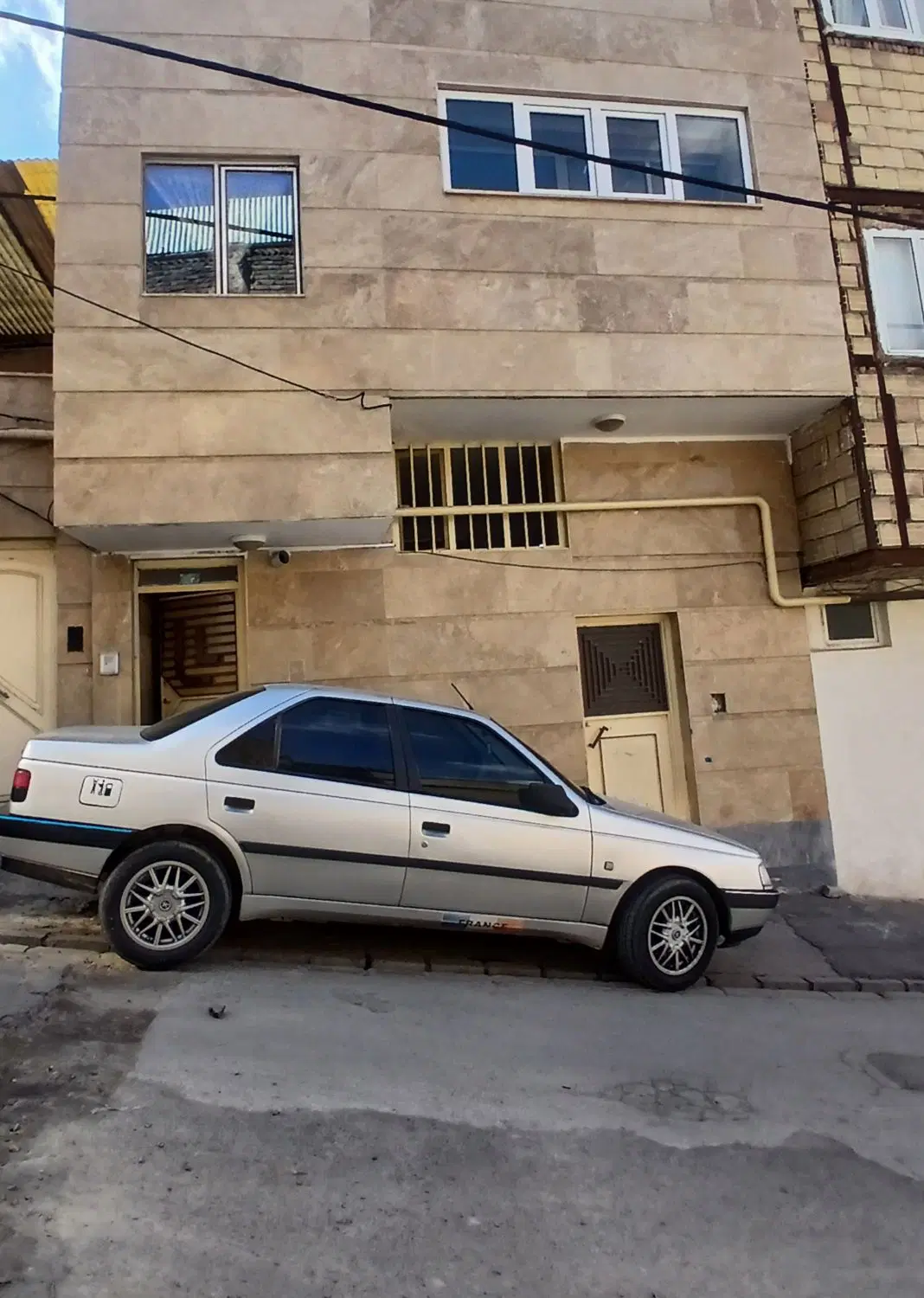 حیاط دو طبقه راه جدا