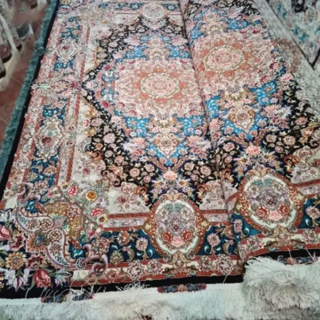 مغازه فرش فروشی خیلی بزرگ