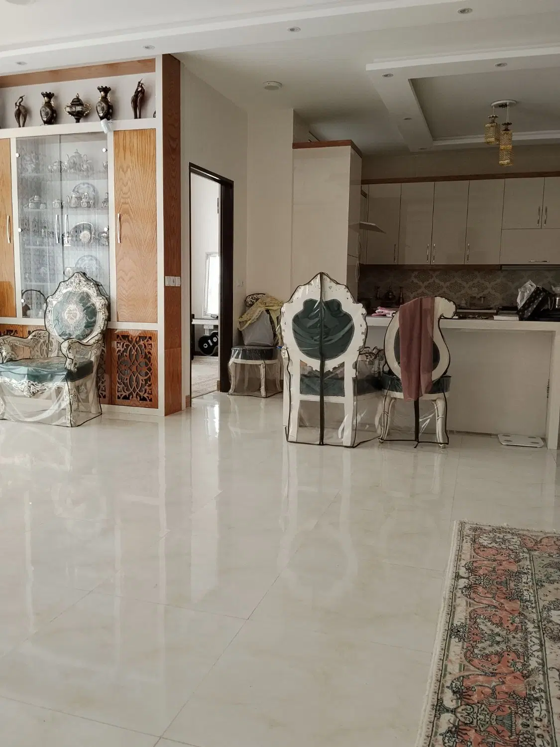 آپارتمان سه خوابه بر خ سینا