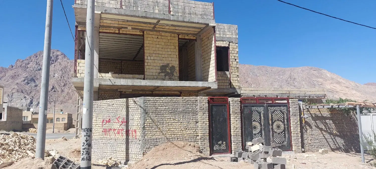 خانه  ۲ طبقه نیمه ساز واقع در اسلامیه